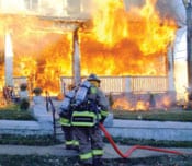 Bomberos que responden a un incendio