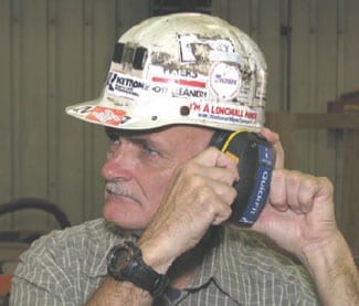 Imagen 3.—Un trabajador ajusta el control del volumen del dispositivo QuickFit para establecer su umbral auditivo antes de insertarse un tapón para los oídos.