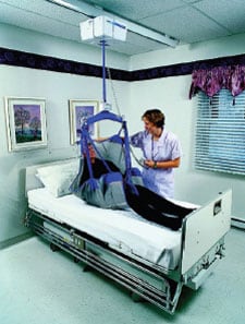 Trabajador de salud que levanta un paciente de la cama. 