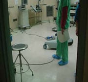 Persona de pie en quirófano con cable estirado a lo largo del pasillo