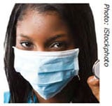 Trabajadora de la salud usando una mascarilla quirúrgica que no se ajusta a su cara.