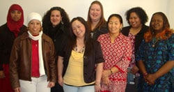 Un grupo de "orientadores de idioma entre pares", que forman parte de la Colaboración para la Adquisición de Conocimientos Básicos sobre Salud de Anchorage (Anchorage Health Literacy Collaborative), posan para una foto.