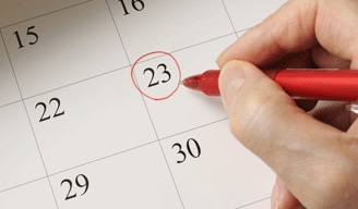 pluma roja que circula la fecha en el calendario