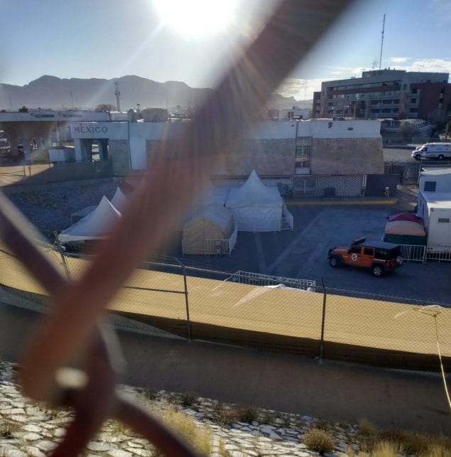 Vista desde el puente internacional Lerdo Stanton en el puerto de entrada de Ciudad Juárez y El Paso, donde la Organización Internacional para las Migraciones proporciona la realización de pruebas de COVID-19 —financiadas por los CDC— a las personas migrantes enviadas de regreso a México conforme a los Protocolos de Protección de Migrantes. (Fotografía: Guillermo Flores)