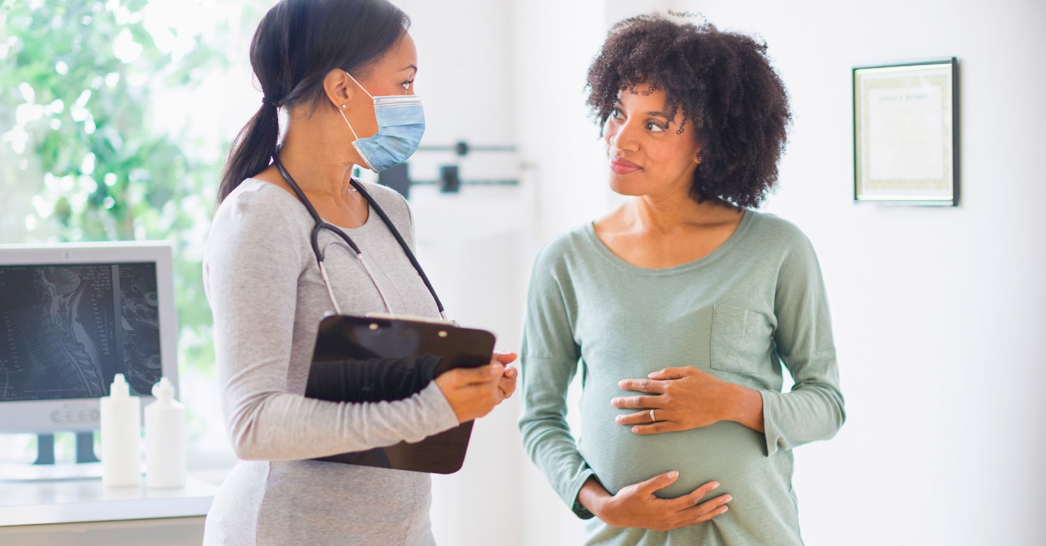 médica con una mujer embarazada