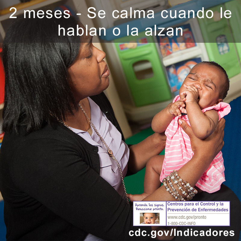 un bebé se calma después de ser recogido por su cuidador.