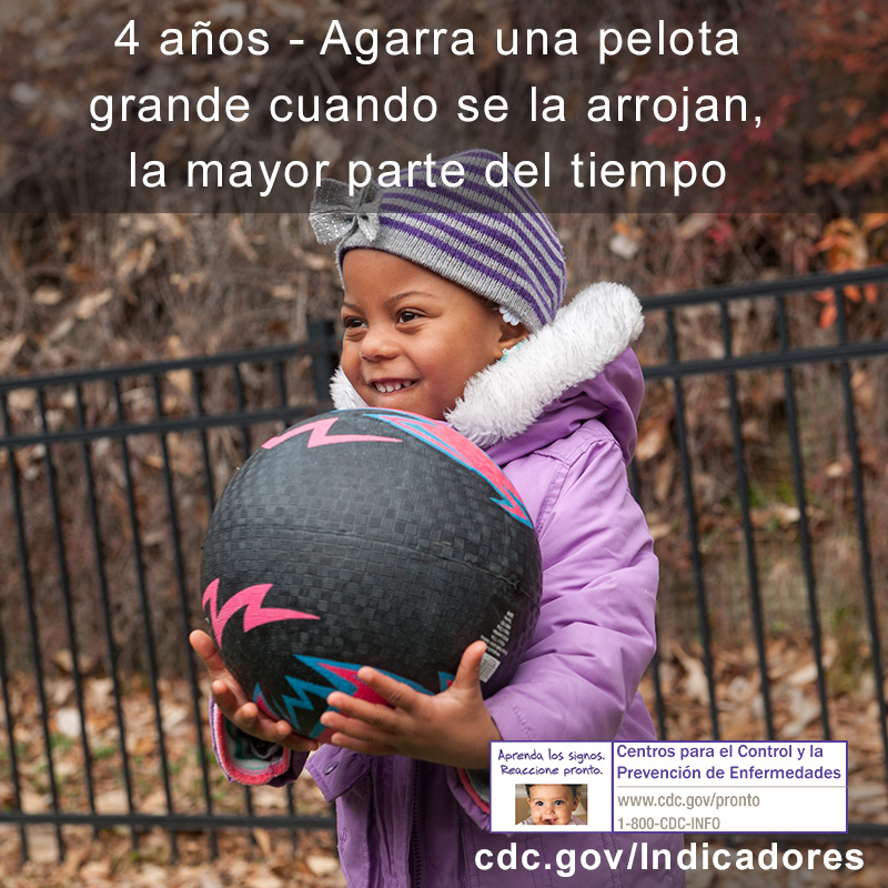 Agarra una pelota grande cuando se la arrojan, la mayor parte del tiempo