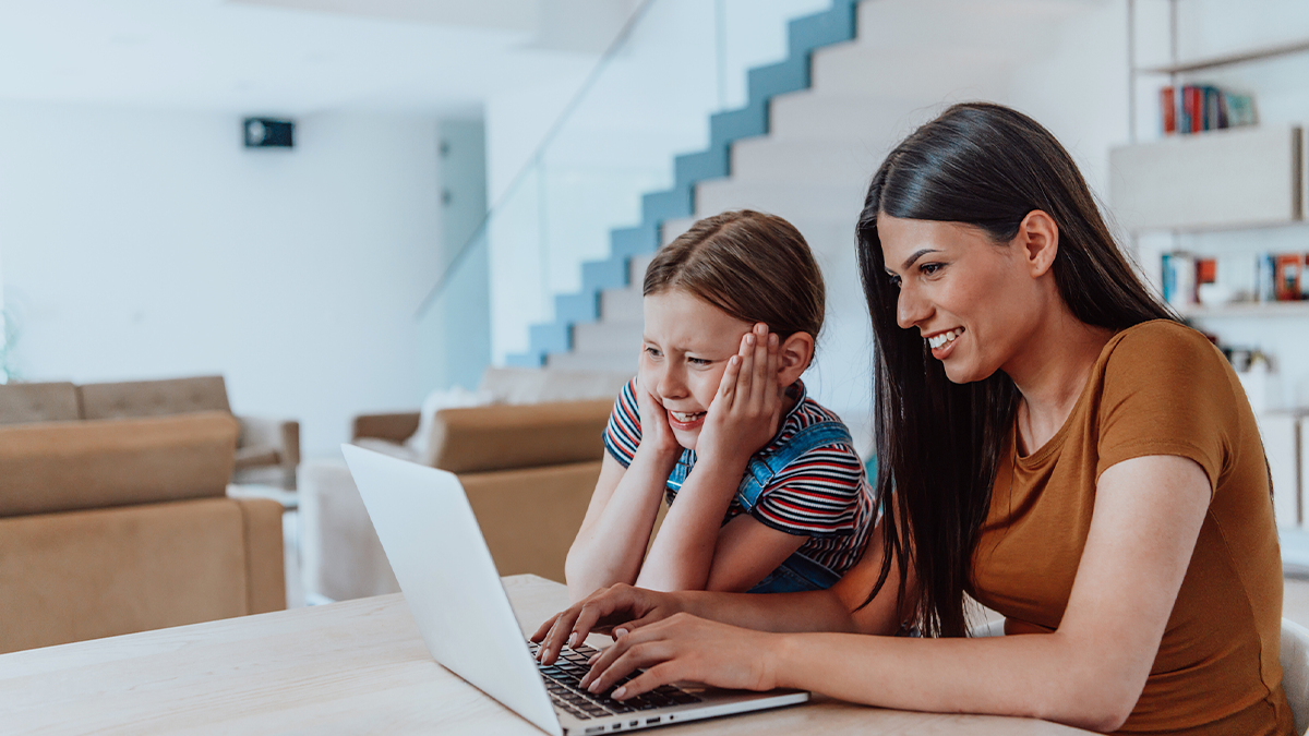 Una madre y una hija usando una computadora.