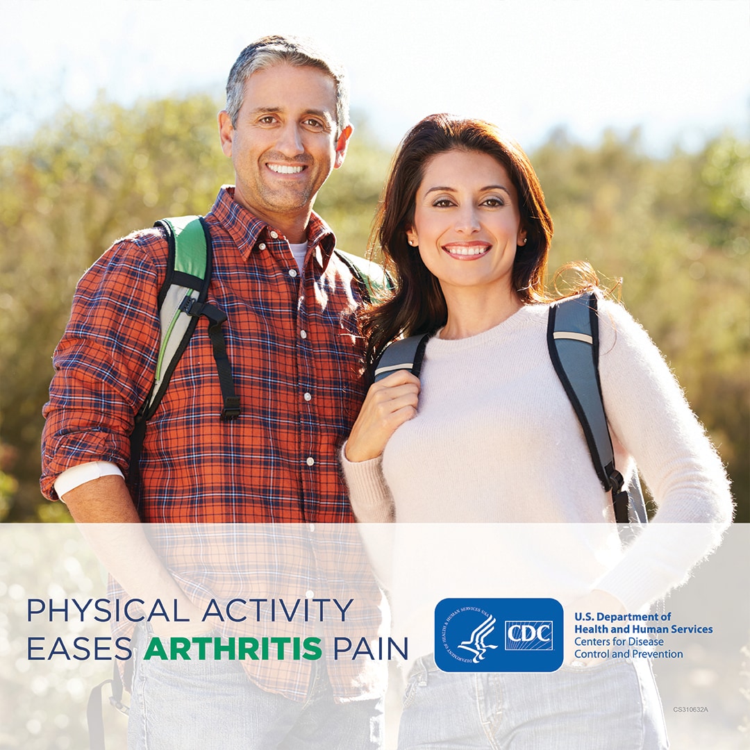 Pareja latina posando durante una caminata con texto que dice La actividad física alivia el dolor de la artritis