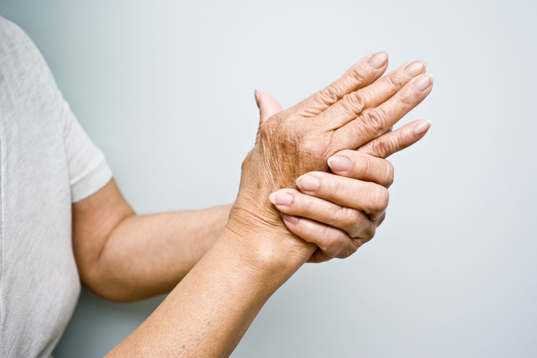 Anciana con artritis en las manos