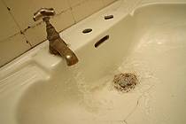 El grifo de un baño que gotea.