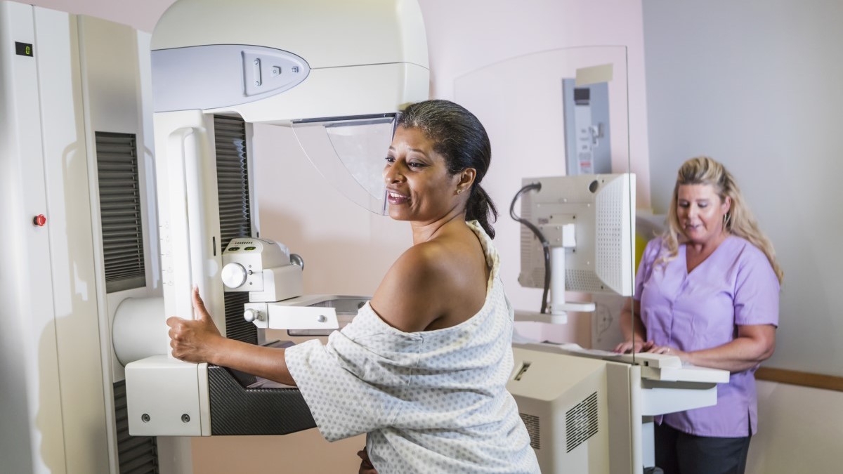 Foto de una mujer que se hace una mamografía