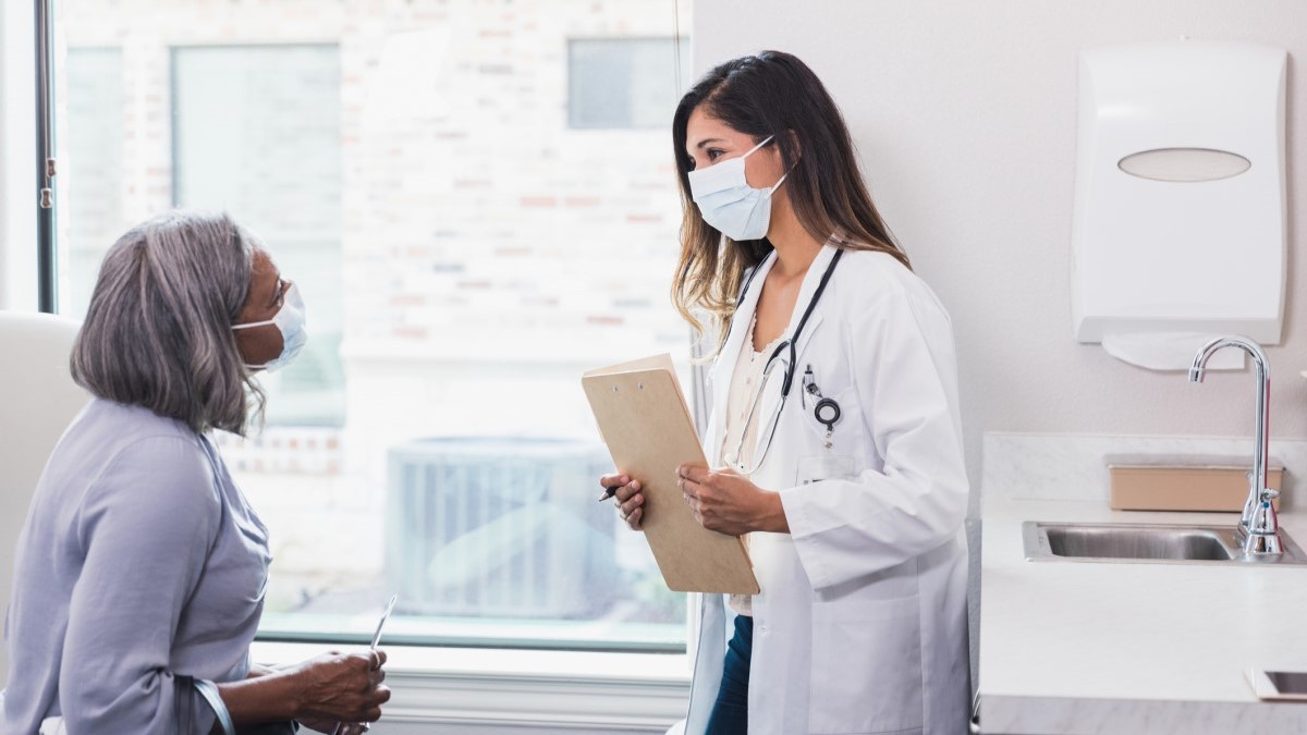 Foto de una paciente hablando con su médico