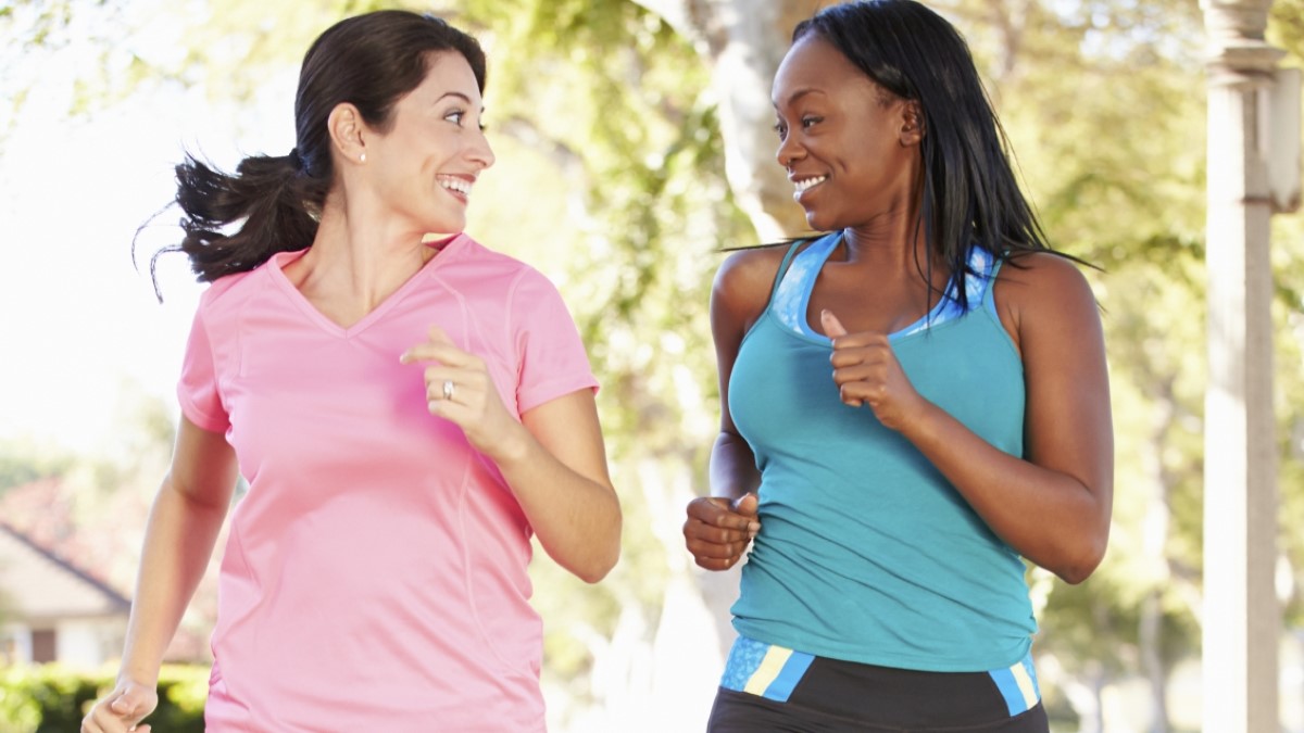 Foto de dos mujeres jóvenes corriendo