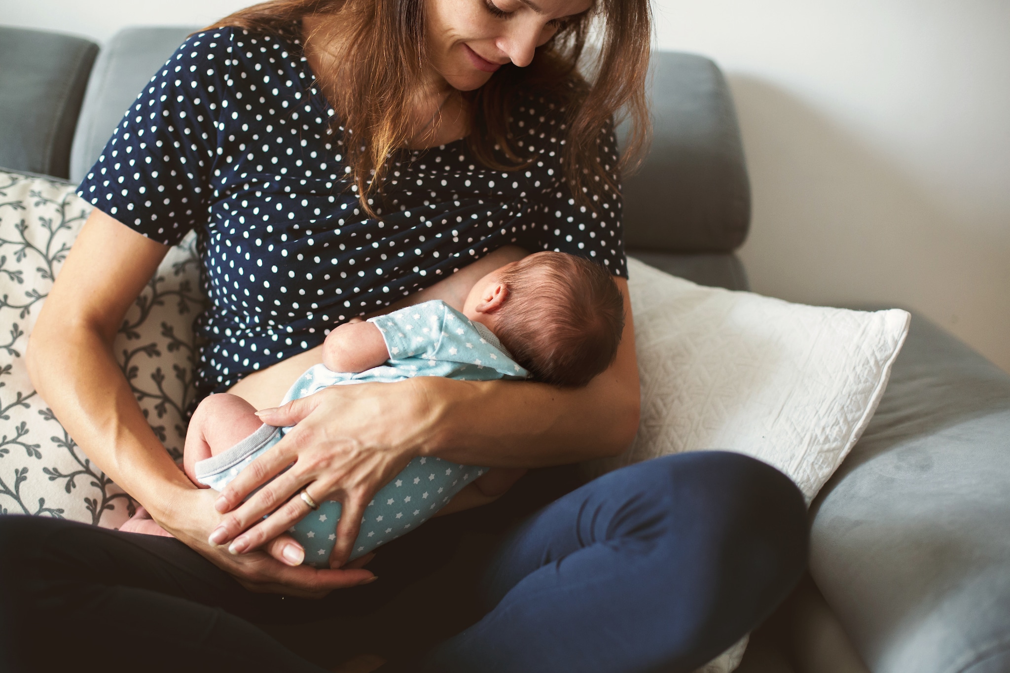 https://www.cdc.gov/breastfeeding/images/social-media/young-mother-breastfeeds-her-baby-holding-him-in-her-arms.jpg?_=44429
