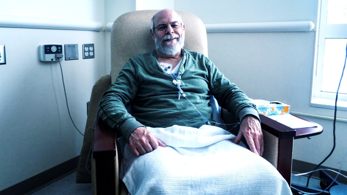 Foto de un hombre recibiendo quimioterapia