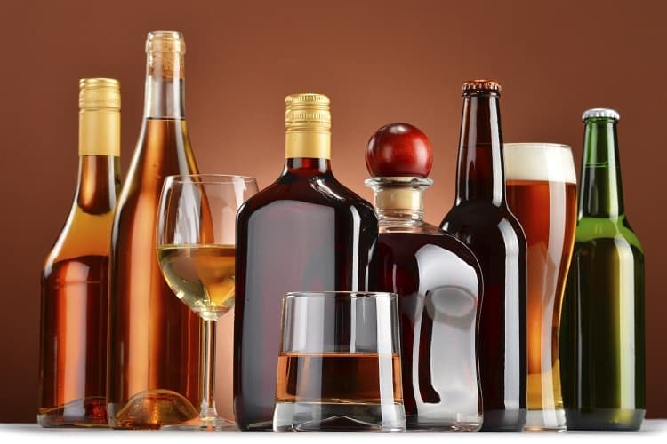 Botellas y vasos de vino, cerveza y licor
