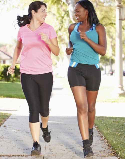 Foto de dos mujeres jóvenes corriendo
