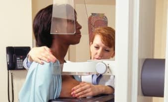 Foto de una mujer que se hace una mamografía