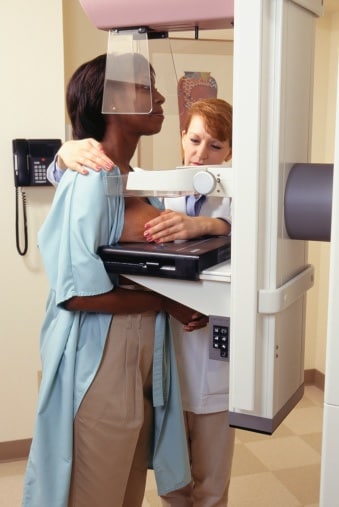 Foto de una mujer que se hace una mamografía