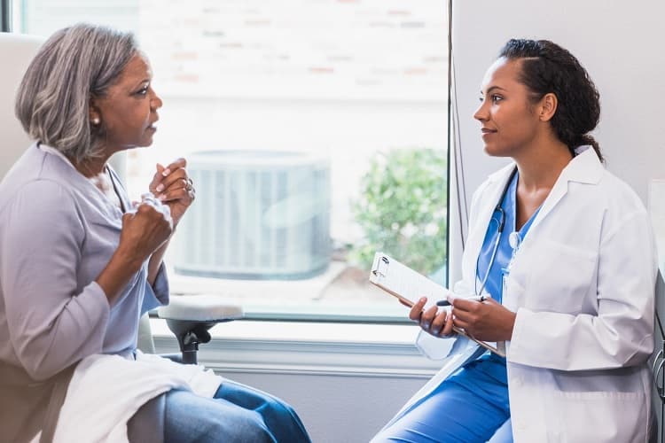 Foto de una paciente hablando con su médico