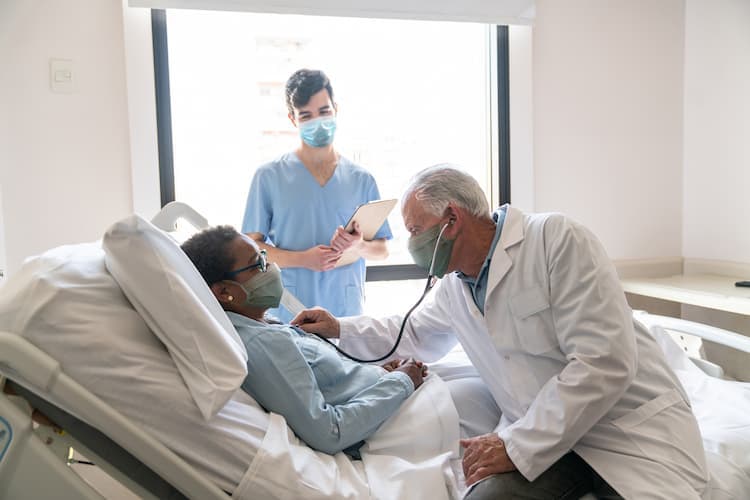 Foto de una mujer en un hospital hablando con su médica