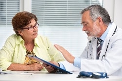 Foto de un médico hablando con una mujer que va a obtener una colonoscopia