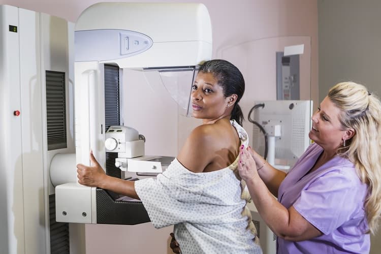 Foto de una mujer que se realiza una mamografía