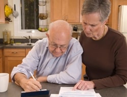 Foto de una pareja de edad avanzada pagando las cuentas