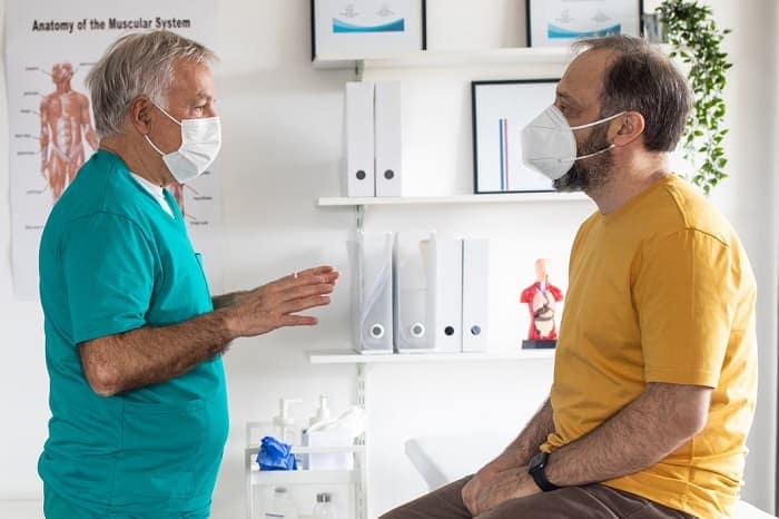 Foto de un hombre hablando con su médico