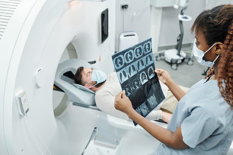 Foto de un hombre que se hace una tomografía computarizada de dosis baja