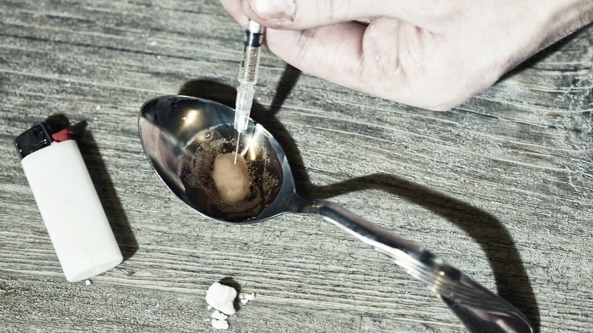 Foto de una persona preparando una inyección de heroína