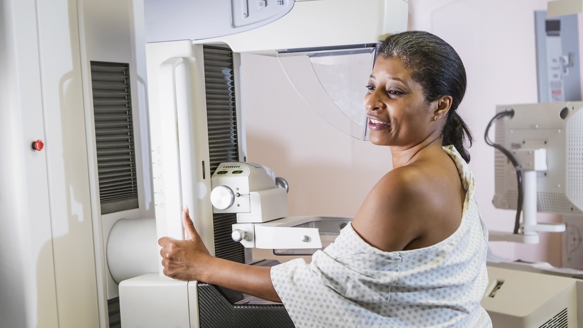 una mujer haciéndose una mamografía