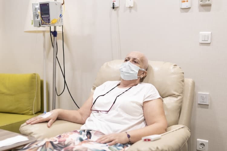Foto de una mujer que recibe quimioterapia