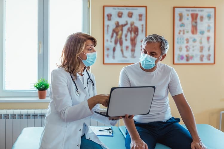 Foto de un doctor hablando con un paciente