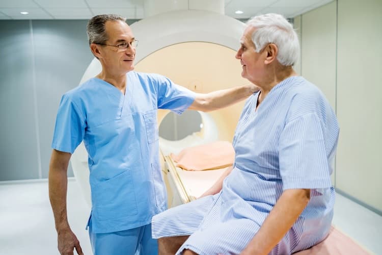 Foto de un paciente de cáncer de próstata hablando con su radiólogo