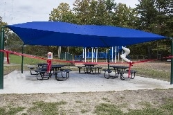 Foto de una estructura independiente que proporciona sombra en la escuela primaria Albert Bean en Pine Hill, Nueva Jersey