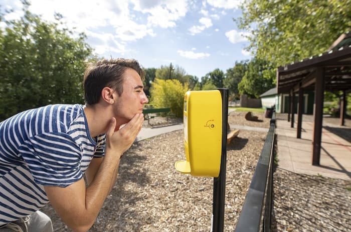 Kenneth Piccirilli se aplica protector solar de un dispensador gratuito en un parque de la ciudad de Reno.