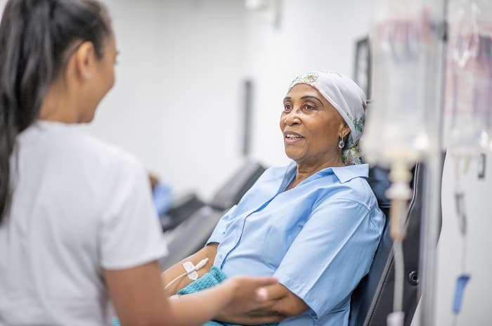 Foto de una mujer que recibe quimioterapia