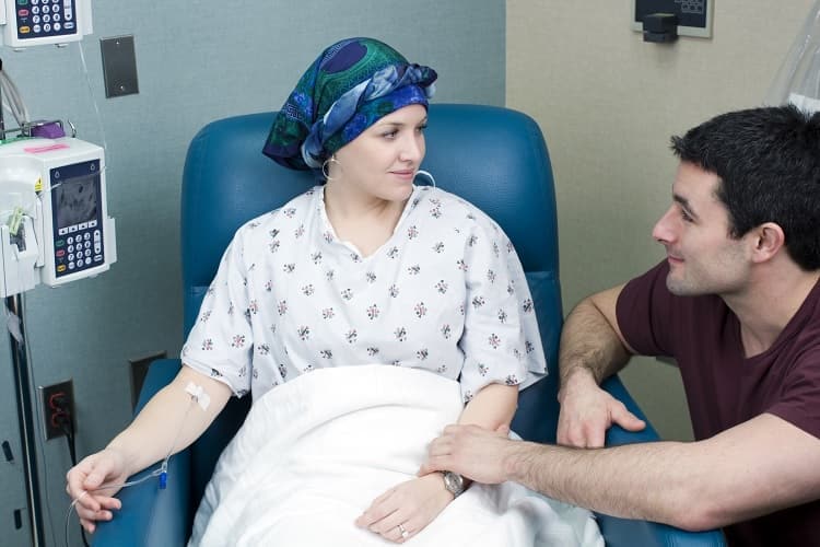 Una paciente de c&aacute;ncer recibiendo quimioterapia