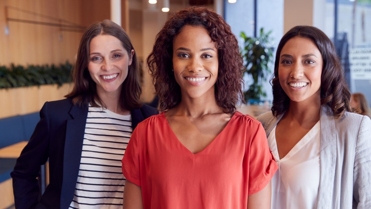 Foto de tres mujeres jóvenes