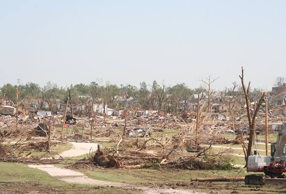 Un barrio destruido por un tornado