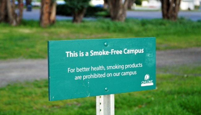 Sign indicating that this is a smoke free campus