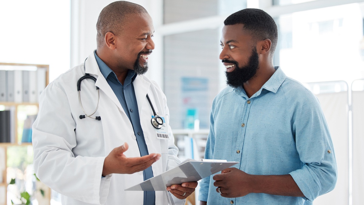 Un doctor hablando con su paciente