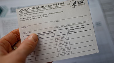 una tarjeta de vacunación contra el COVID-19 de los CDC
