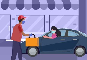 Empleado de un restaurante entregando comida a una mujer en su auto en la acera.