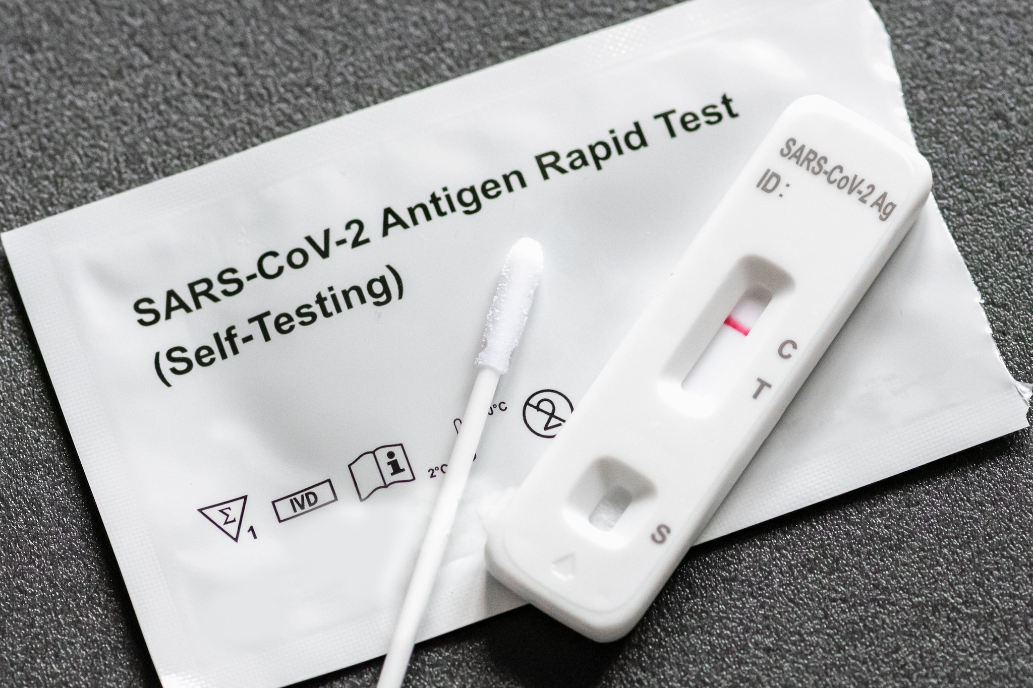 Resultado negativo de una prueba de antígenos para la detección del COVID-19 de un kit para hacerse en casa