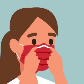 options-mask-fit Người phụ nữ đang điều chỉnh kẹp mũi trên khẩu trang