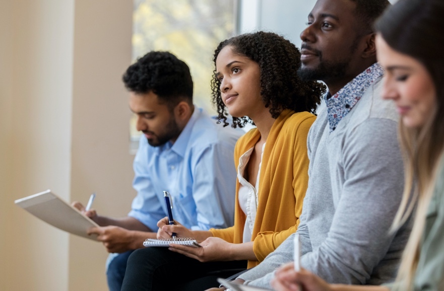 Personas tomando nota