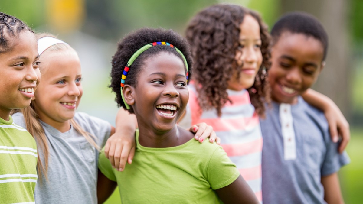 Grupo de niños sonriendo.